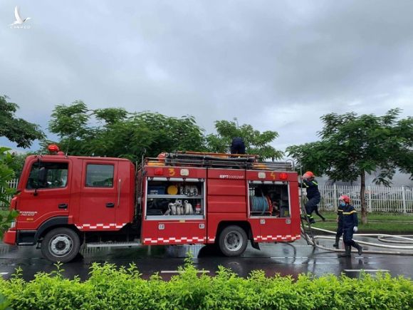 Bắc Ninh: Đã khống chế được đám cháy lớn tại KCN Yên Phong - Ảnh 1.