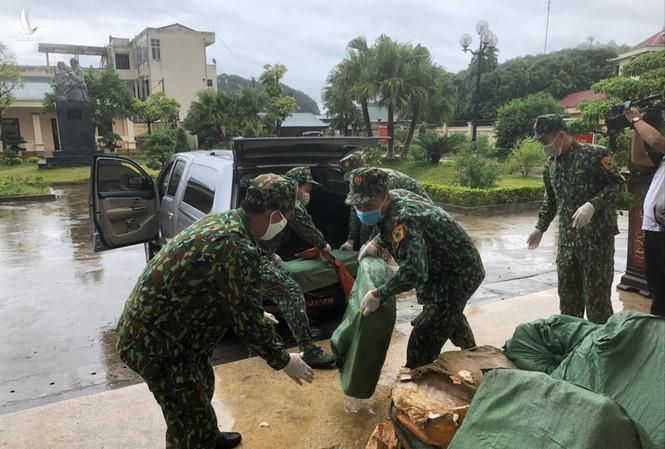 Các chiến sỹ trẻ tham gia ngăn chặn hàng lậu trên tuyến biên giới Lạng Sơn Ảnh: Duy Chiến