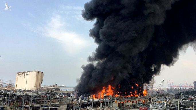 Vụ nổ hóa chất chưa lắng xuống, cảng Beirut lại ngùn ngụt khói lửa - Ảnh 1.