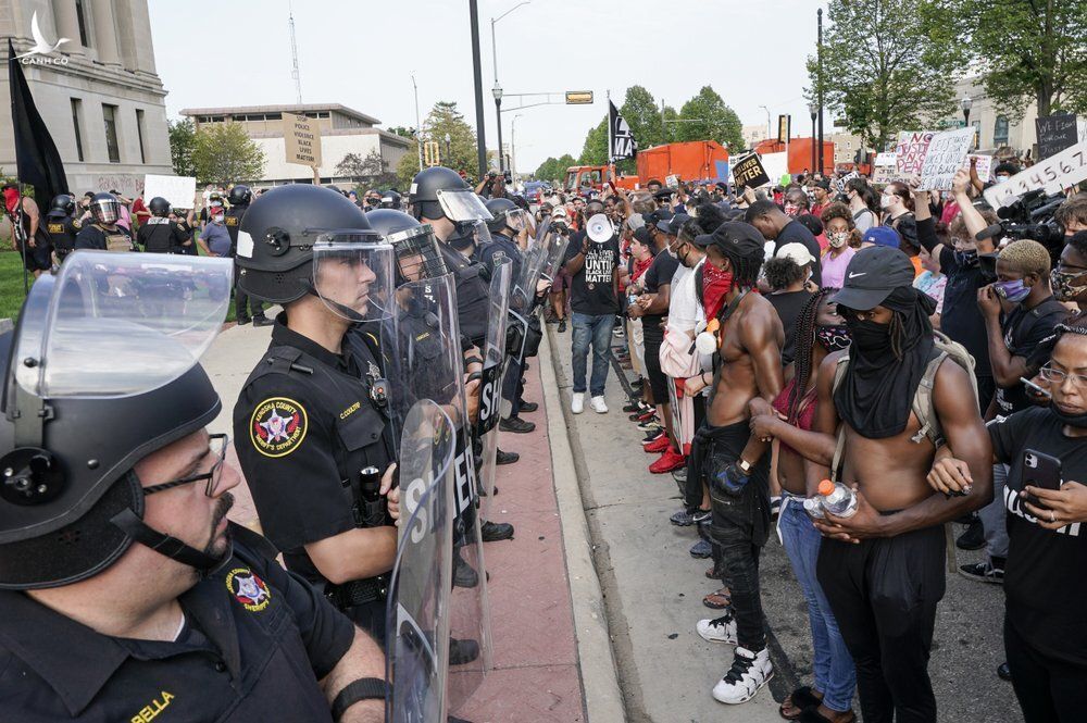 Người biểu tình phản đối phân biệt chủng tộc đối đầu cảnh sát tại thành phố Kenosha, bang Wisconsin, sau vụ Jacob Blake bị bắn hôm 23/8. Ảnh: AP.