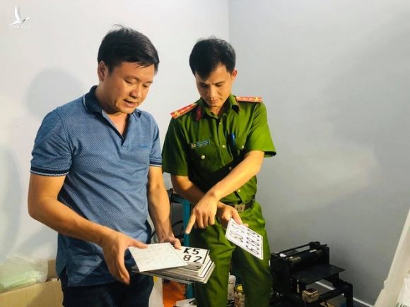 Công an khám xét đường dây làm giả giấy tờ /// Ảnh: Ngọc Lê