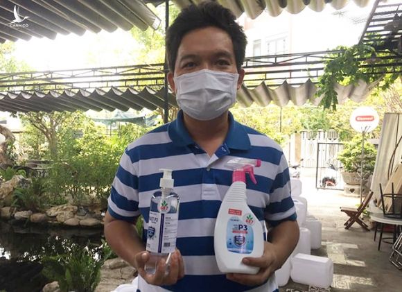 Anh Mai Anh Đức, 38 tuổi, bệnh nhân 687 đang sản xuất nước sát khuẩn miễn phí để hỗ trợ Đà Nẵng chống dịch. Ảnh: Nhân vật cung cấp