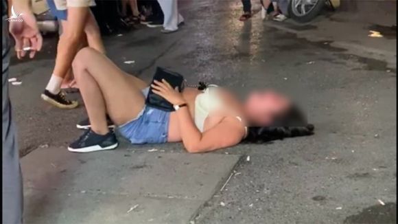 Người phụ nữ lột đồ giữa phố Tạ Hiện vì bị mời ra khỏi bar /// Ảnh cắt từ clip