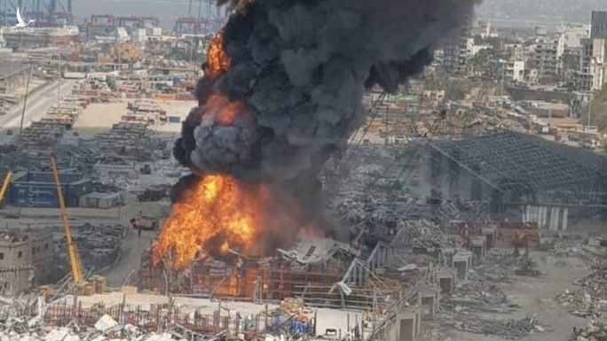 Vụ nổ hóa chất chưa lắng xuống, cảng Beirut lại ngùn ngụt khói lửa - Ảnh 2.