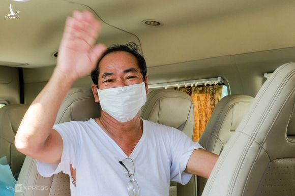 Bệnh nhân 936 được xe đưa về nhà để tự cách ly thêm 14 ngày. Ảnh: Nguyễn Đông.