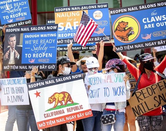 Thợ làm móng gốc Việt biểu tình đòi tái mở cửa tại thành phố Westminster, California hôm 8/6. Ảnh: NBC News.