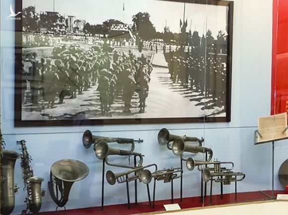 Bộ kèn đồng đội Quân nhạc sử dụng khi cử quốc thiều ngày 2/9/1945 được trưng bày tại Bảo tàng Lịch sử Quân sự Việt Nam. Ảnh: Bảo tàng LSQS VN