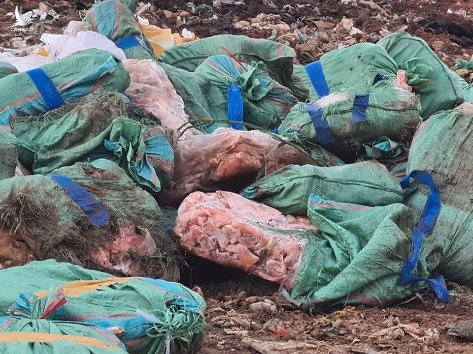 Số hàng hóa này được tập kết tại bãi chôn lấp rác thuộc Nhà máy xử lý chất thải Minh Tân để tiêu hủy