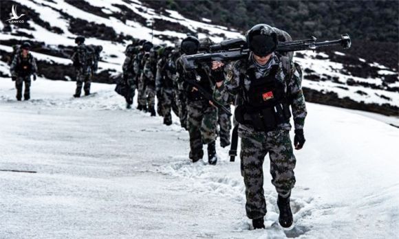 Đặc nhiệm Trung Quốc tuần tra tại khu vực cao 5.000 m trên cao nguyên Tây Tạng, ngày 1/8. Ảnh: China News.