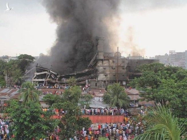 Hiện trường vụ nổ thánh đường Baitus Salat Jame hôm 5-9 ở TP Narayanganj, miền trung Bangladesh. Ảnh: AFP 