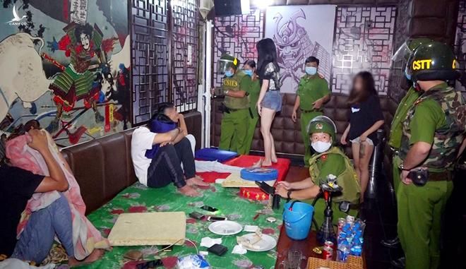 Phòng Cảnh sát QLHC về TTXH Công an tỉnh An Giang bắt quả tang nhiều đối tượng sử dụng ma túy trong quán karaoke.