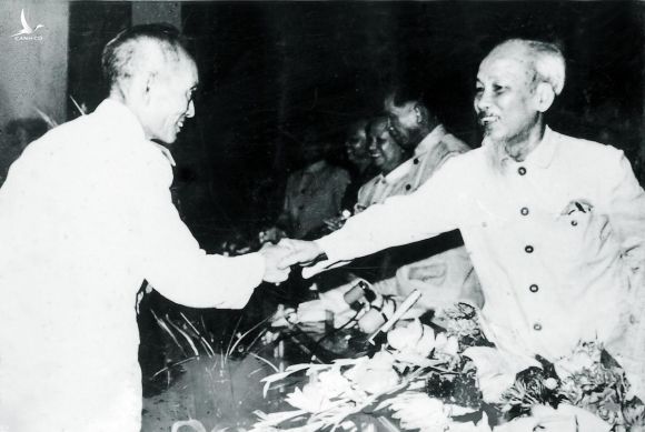 Chủ tịch Hồ Chí Minh tặng hoa nhạc sĩ Đinh Ngọc Liên tại Lễ mừng Quốc khánh 2/9/1945. Ảnh: Đoàn nghi lễ Quân đội.