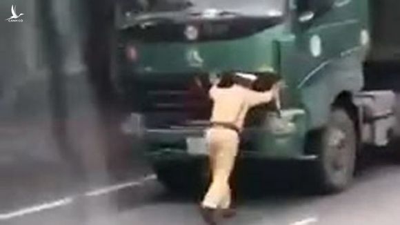 Hình ảnh cán bộ Cảnh sát giao thông Ninh Bình bị đẩy chạy lùi trên đường /// ẢNH CẮT TỪ CLIP