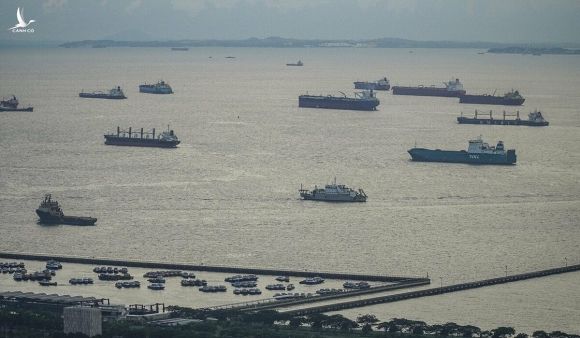 Tàu chở hàng đi qua eo biển Malacca. Ảnh: SCMP.