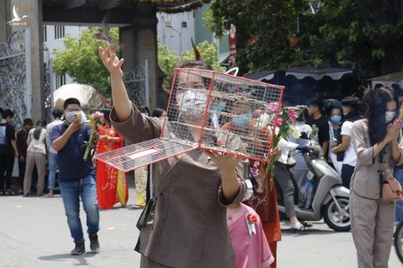 Người Sài Gòn tấp nập đi chùa dịp lễ Vu lan báo hiếu - ảnh 11