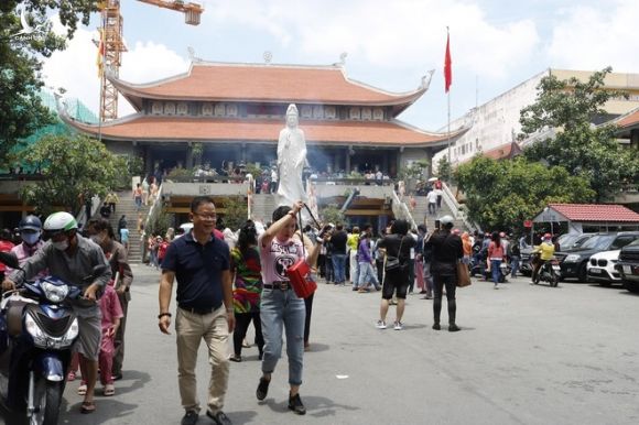 Người Sài Gòn tấp nập đi chùa dịp lễ Vu lan báo hiếu - ảnh 9