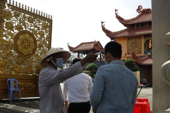 Người Sài Gòn tấp nập đi chùa dịp lễ Vu lan báo hiếu - ảnh 4