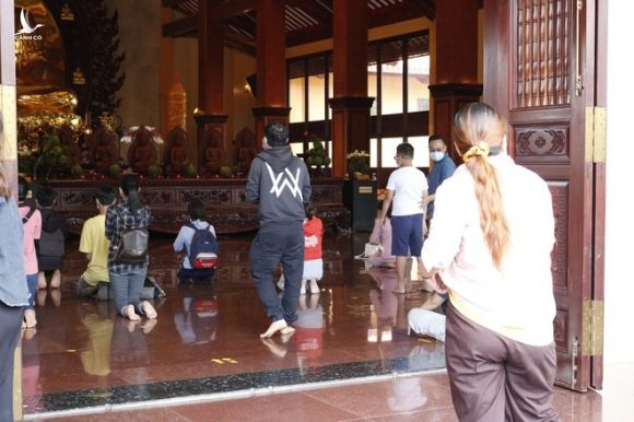 Người Sài Gòn tấp nập đi chùa dịp lễ Vu lan báo hiếu - ảnh 8