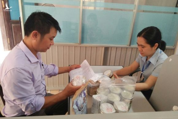 Nhà chức trách Quảng Trị thu giữ một số sản phẩm pate Minh Chay. Ảnh: Quang Hà