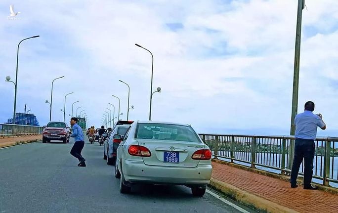 Thứ trưởng Nguyễn Đình Toàn lên tiếng về đoàn xe biển xanh dừng trên cầu Nhật Lệ - Ảnh 1.