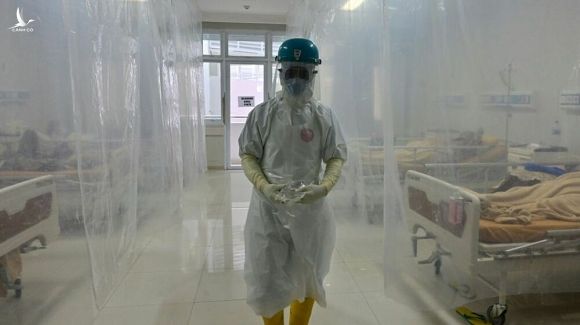 Y tá làm việc tại khu chuyên chăm sóc bệnh nhân Covid-19 trong bệnh viện ở Tây Java, Indonesia ngày 3/9. Ảnh: AFP.
