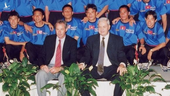Trần Công Minh (ngoài cùng bên trái) gắn bó với HLV Alfred Riedl lúc làm cầu thủ lẫn khi tham gia huấn luyện /// Khả Hòa