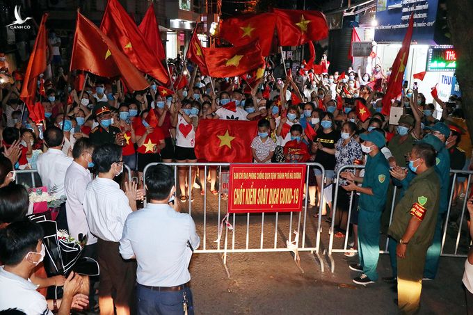 Người dân phố Nguyễn Chí Thanh, TP Hải Dương, đổ xuống đường ăn mừng vào đêm 13/9, trước khi nhà chức trách dỡ bỏ chốt kiểm soát y tế. Ảnh: Anh Tú.