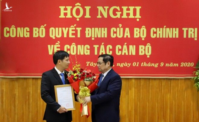 Ông Nguyễn Thành Tâm (trái) nhận quyết định chuẩn y của Bộ Chính trị giữ chức Bí thư Tỉnh ủy Tây Ninh /// ẢNH: GIANG PHƯƠNG