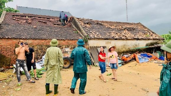 Giông lốc khiến nhiều nhà dân ở xã Cương Gián (H.Nghi Xuân, Hà Tĩnh) bị tốc mái /// ẢNH: TÂN KỲ