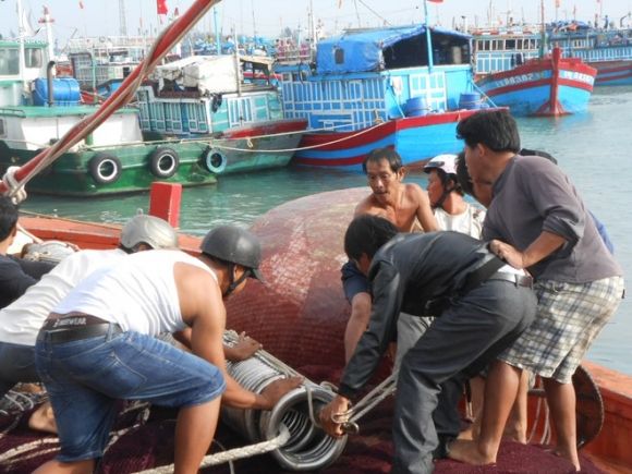 Ngư dân đảo Lý Sơn neo buộc tàu thuyền trước bão số 5 /// Ảnh: Văn Mịnh