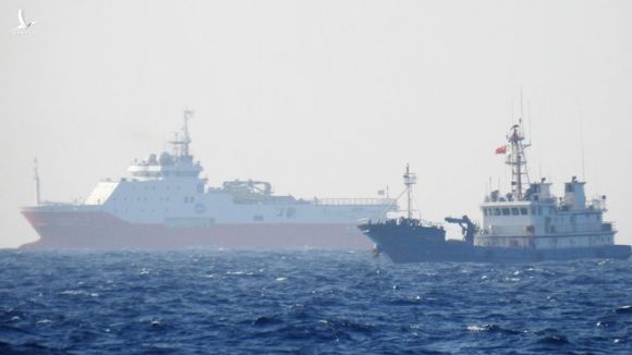 Tàu dân quân Trung Quốc bảo vệ vòng trong cho tàu Hải Dương Địa chất 8 thực hiện khảo sát trái phép ở bãi Tư Chính - Phúc Tần của Việt Nam, tháng 10.2019 /// NGƯ DÂN CUNG CẤP