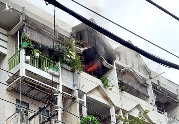Cháy chung cư ở Sài Gòn, nhiều người hoảng loạn tháo chạy - 1