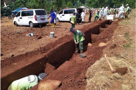 Indonesia: Không đeo khẩu trang, bị phạt đào huyệt chôn người chết vì COVID-19 - Ảnh 1.