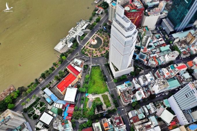Khu đất 6.000 m2 tại số 2-4-6 Hai Bà Trưng (quận 1, TP HCM), cách sông Sài Gòn và phố đi bộ Nguyễn Huệ khoảng 100 m, xung quanh là các cao ốc văn phòng, khách sạn hạng sang. Ảnh: Hữu Khoa.