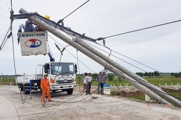 Điện lực TT-Huế lên tiếng việc 200 cột điện gãy, đổ dù 'đạt tiêu chuẩn'