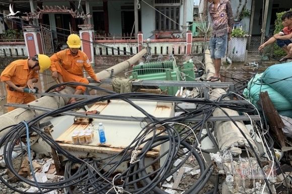 Điện lực TT-Huế lên tiếng việc 200 cột điện gãy, đổ dù 'đạt tiêu chuẩn'