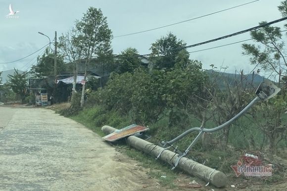 Điện lực TT-Huế lên tiếng việc 200 cột điện gãy, đổ dù 'đạt tiêu chuẩn'