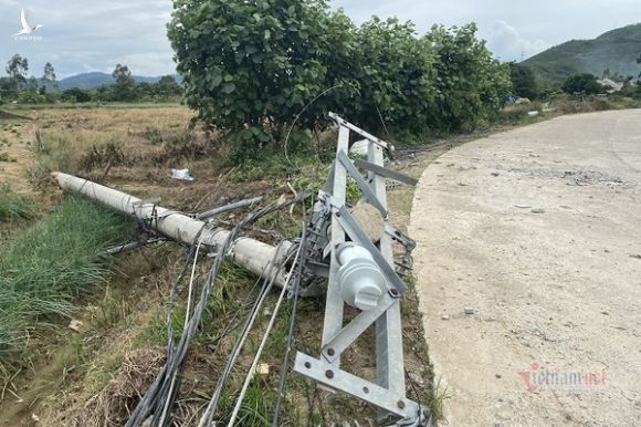 Điện lực TT-Huế lên tiếng việc 200 cột điện gãy, đổ dù 'đạt tiêu chuẩn'