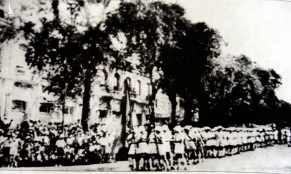 Đội Cộng hoà Vệ binh trên đường Norodom (nay là Lê Duẩn) ngày 2/9/1945. Ảnh: Lịch sử Đảng bộ TP HCM 1930-1945.