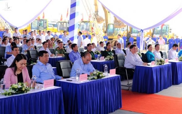 Thủ tướng Nguyễn Xuân Phúc dự lễ khởi công đường cao tốc Bắc - Nam - Ảnh 2.