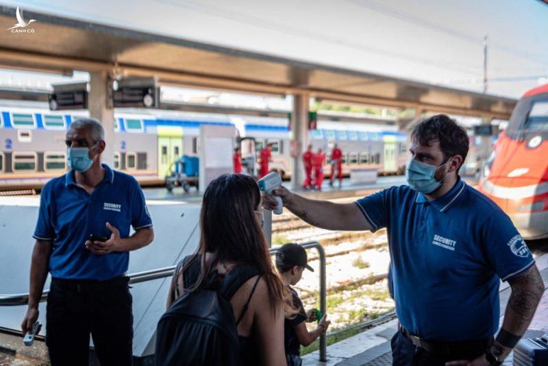 Người dân được đo thân nhiệt tại nhà ga ở Venice, Italia hồi tháng 8. (Ảnh: Getty)