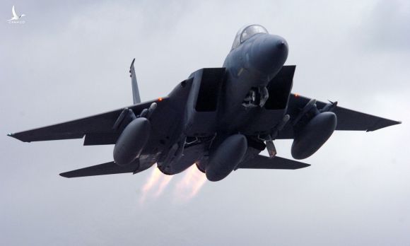 Tiêm kích F-15C của Phi đoàn số 142 cất cánh với đầy đủ cơ số vũ khí trực chiến. Ảnh: USAF.