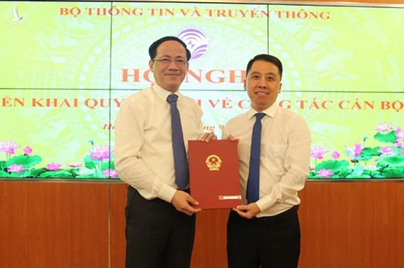 Thứ trưởng Bộ Thông tin Truyền thông Phạm Anh Tuấn trao quyết định cho ông Lã Hoàng Trung (phải). Ảnh: MIC