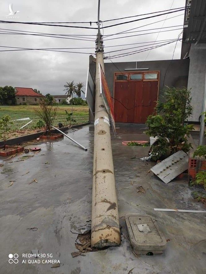 Hơn 400 cột điện đổ la liệt sau bão số 5: Tạm dừng sử dụng cột dự ứng lực