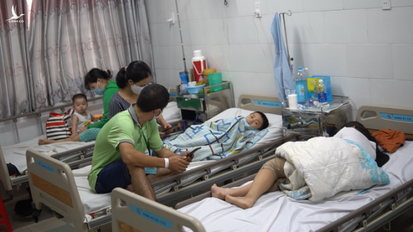 Các em học sinh đang nằm điều trị tại Khoa Nhi, Bệnh viện Q.2, TP.HCM /// Ảnh: BVCC