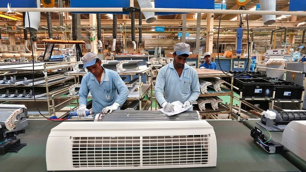 Công nhân lắp ráp máy lạnh Daikin tại một nhà máy ở Neemrana, Ấn Độ. Ảnh: Reuters