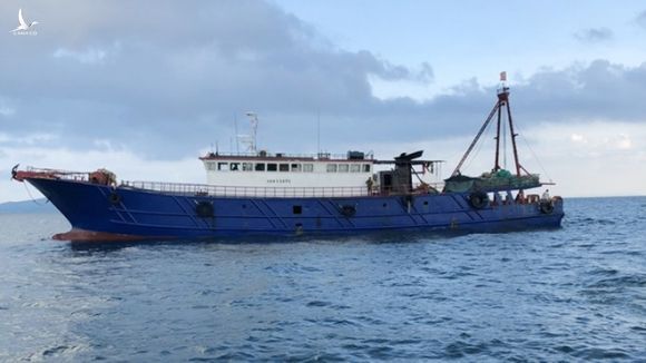 Tàu cá Trung Quốc vào vùng biển Quảng Ninh khai thác trái phép /// Ảnh N.H 