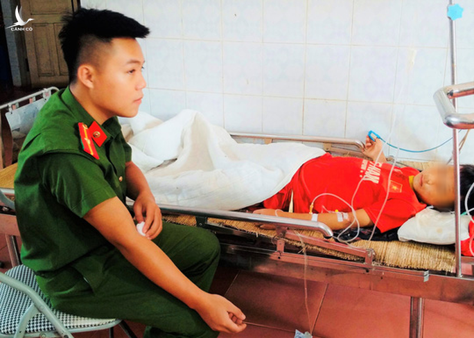 Thiếu úy công an hiến máu cứu cậu bé người Mông ngã dập vỡ gan - Ảnh 1.