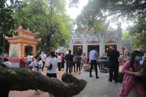 Sẽ đóng cửa phủ Tây Hồ nếu lượng người đi lễ Vu lan quá đông - Ảnh 2. Sẽ đóng cửa phủ Tây Hồ nếu lượng người đi lễ Vu lan quá đông - Ảnh 2.
