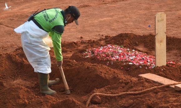 Nhân viên nghĩa trang đào mộ cho nạn nhân Covid-19 tại Jakarta, Indonesia, hôm 16/9. Ảnh: AFP.